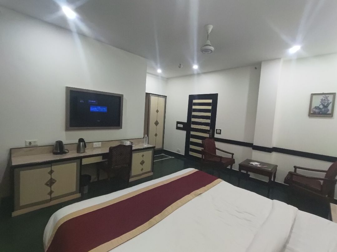 HOTEL MELROSE INN - 500 MTR from Railway Station - Traveller Photo